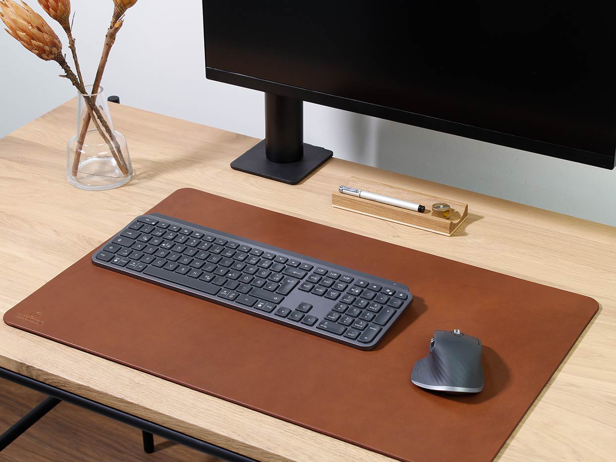 Minimalist desk
