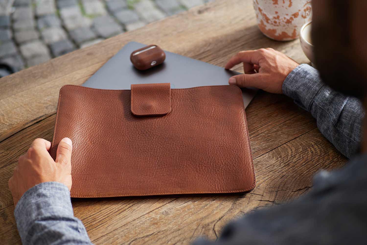The leather iPad Air case combines naturalness with security and elegance