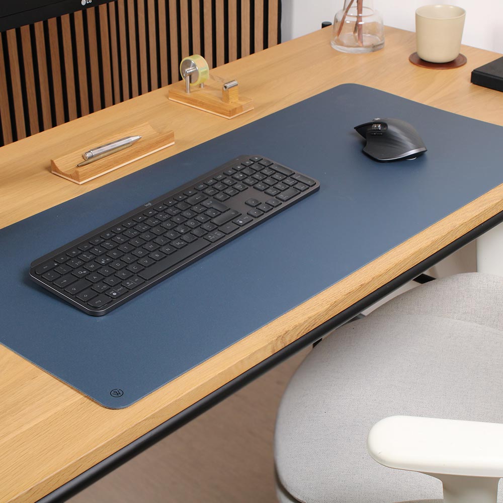 A linoelum pad in blue from Good Wilhelm lies on a writing table