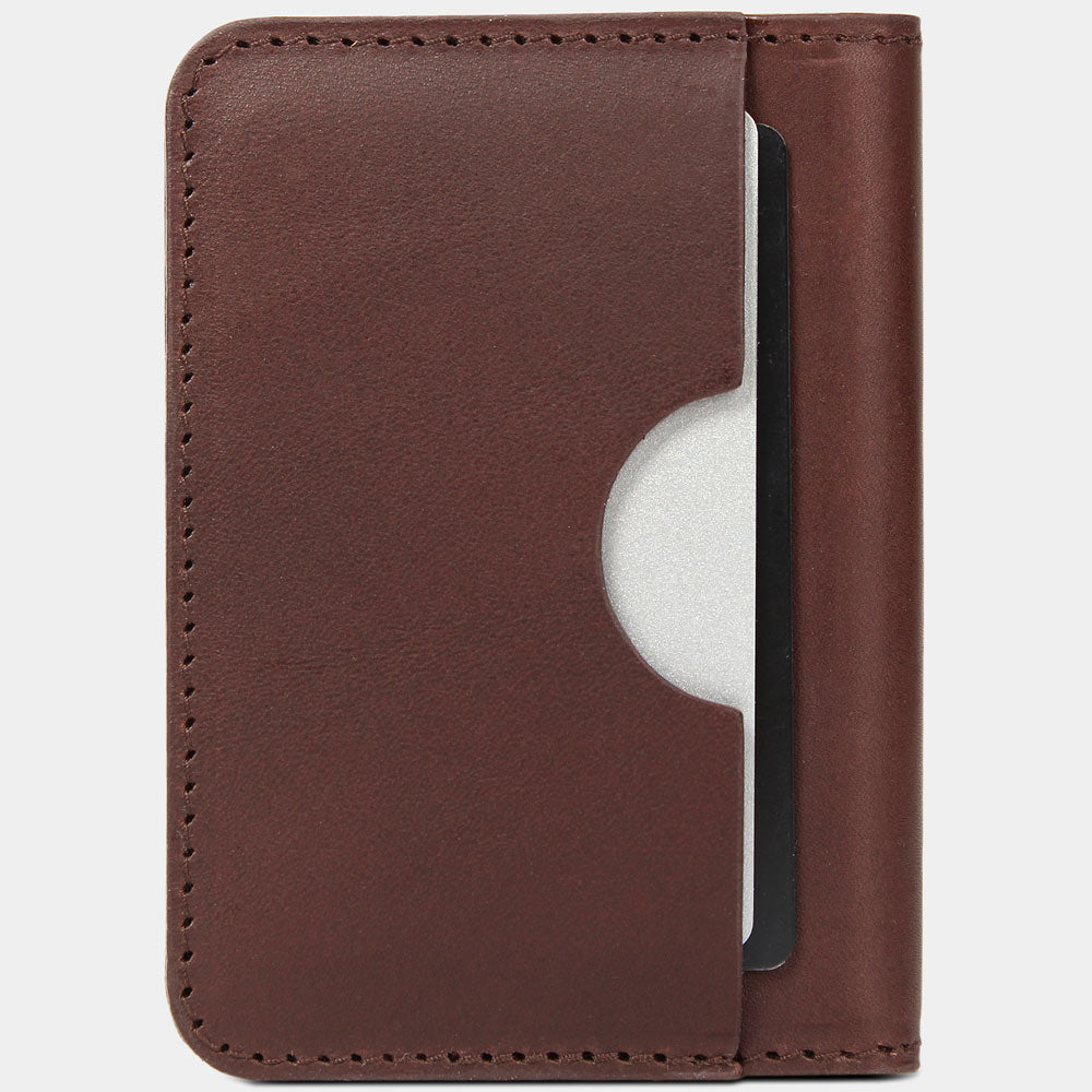Rückseite einer chocolate braunen BiFold Wallet aus vegetabil gegerbtem Vacetta-Leder, handgefertigt in Deutschland.