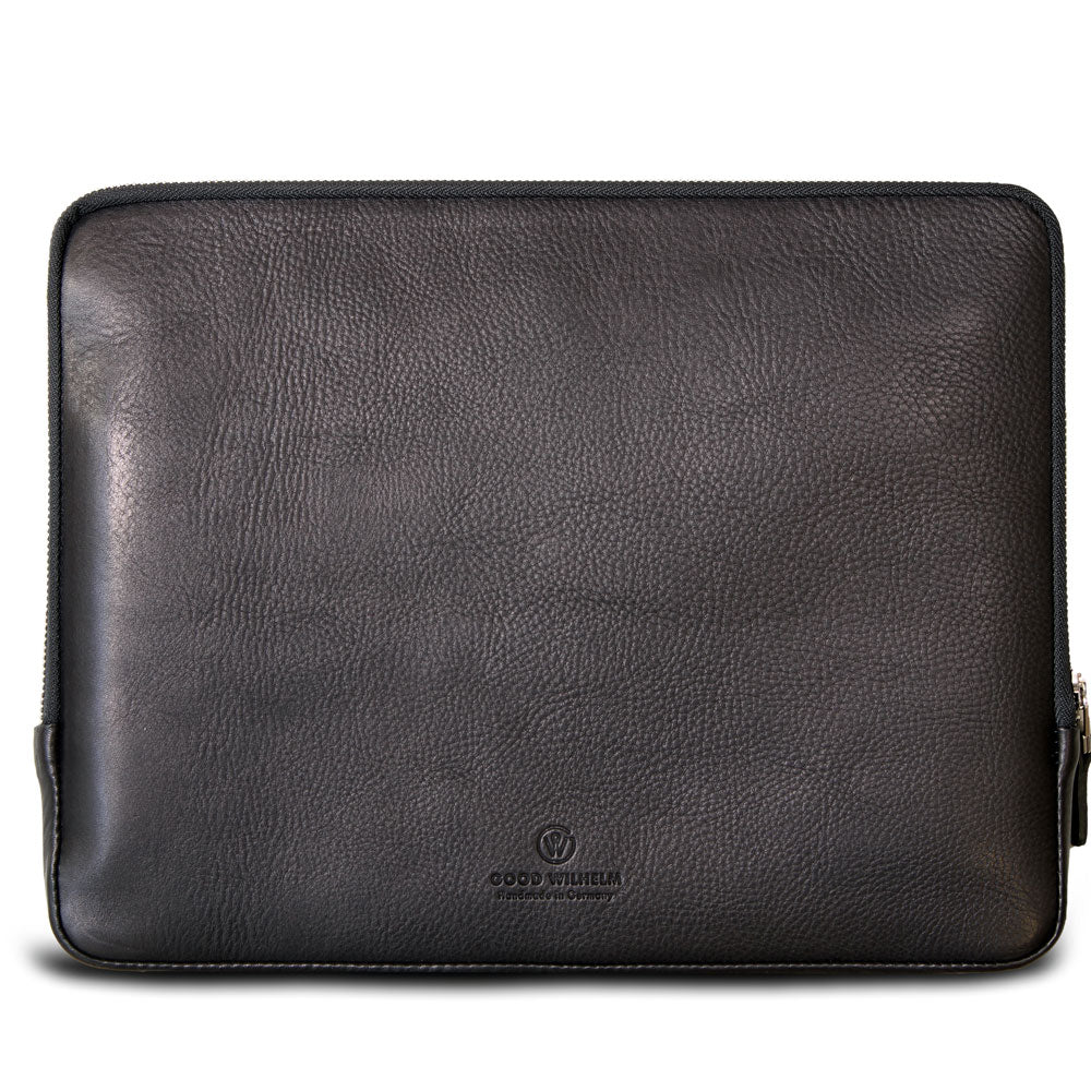 Freisteller und Vorderansicht einer Macbook Pro Leder Hülle von Good Wilhlem in Schwarz