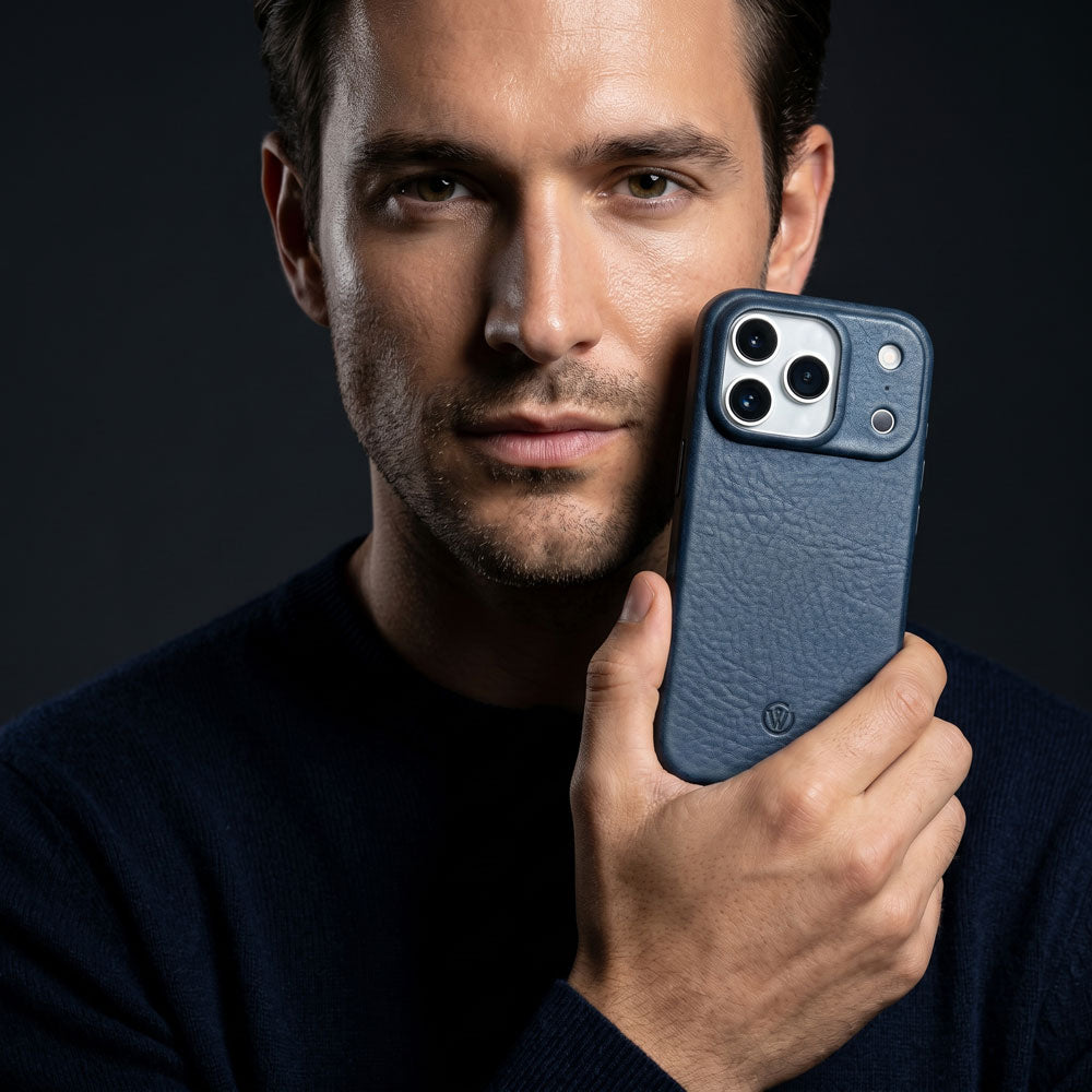 iPhone 17 Pro Hülle aus Leder in der Farbe Nordic Blue von GOOD WILHELM in der Hand gehalten