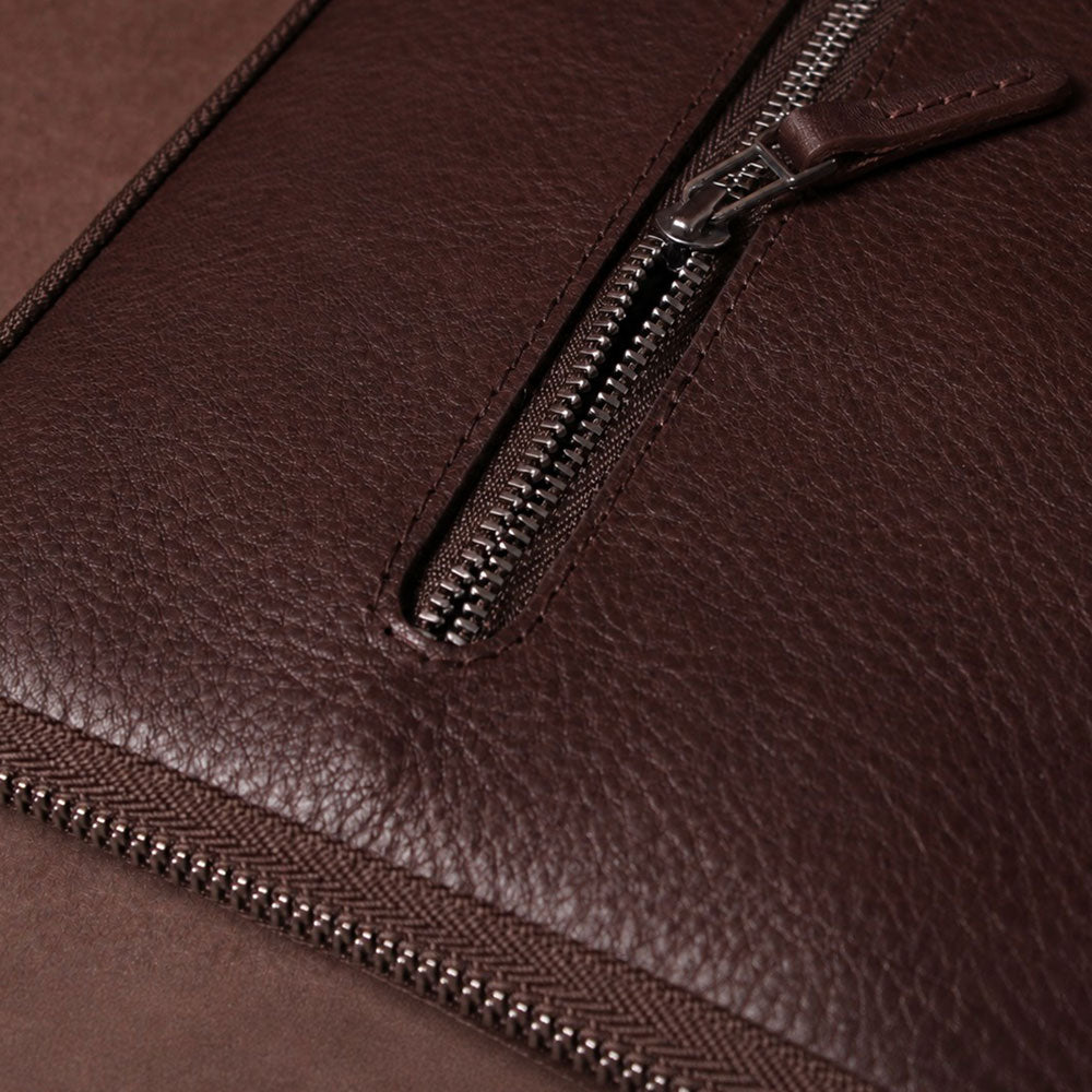 Reissverschlussdetail einer Macbook Pro Lederhülle von Good Wilhelm