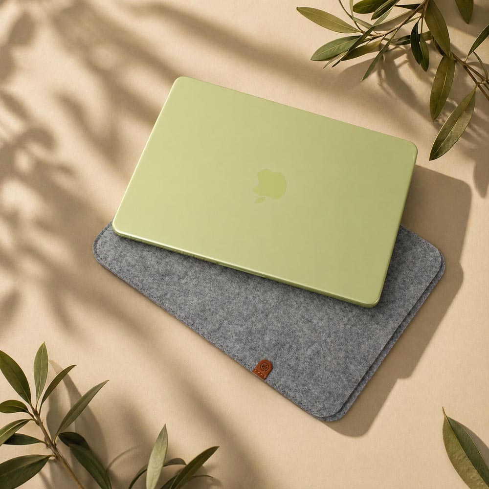 macbook neo sleeveaus Wollfilz von Good Wilhelm liegt auf einem Tisch mit Macbook