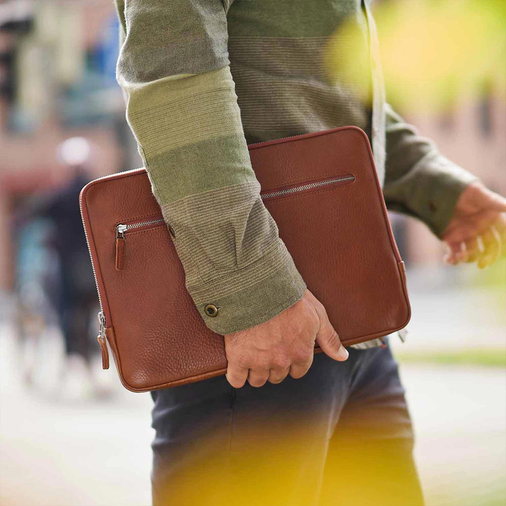 Man holding MacBook Pro sleeve FRIEDRICH by Goodwilhelm