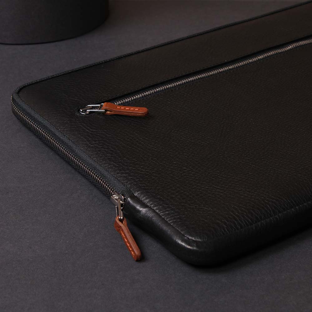 Macbook Pro case aus schwarzem Vachetta Leder von Good Wilhelm