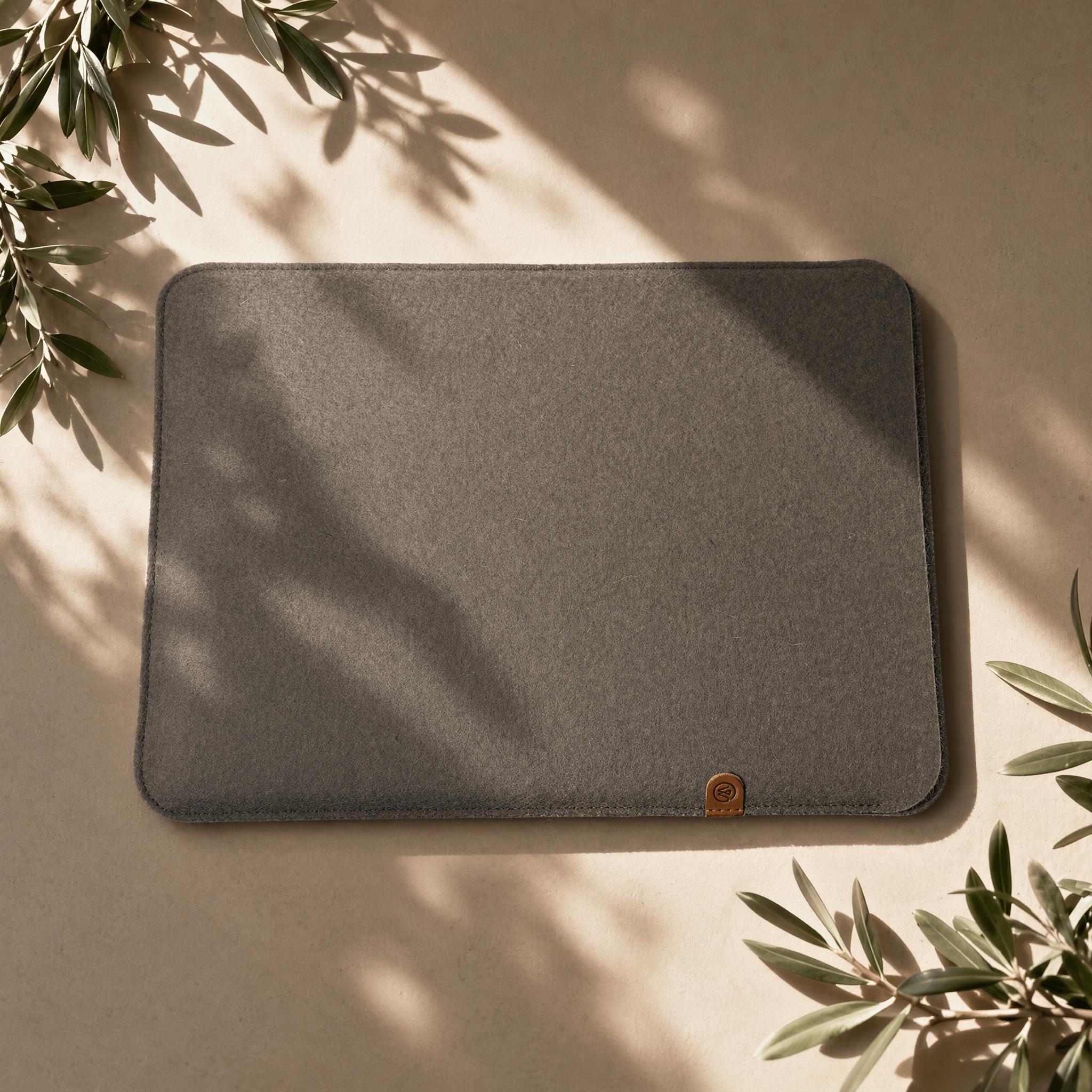 Macbook neo Hülle aus Filz in Taupe von Good Wiöhelm