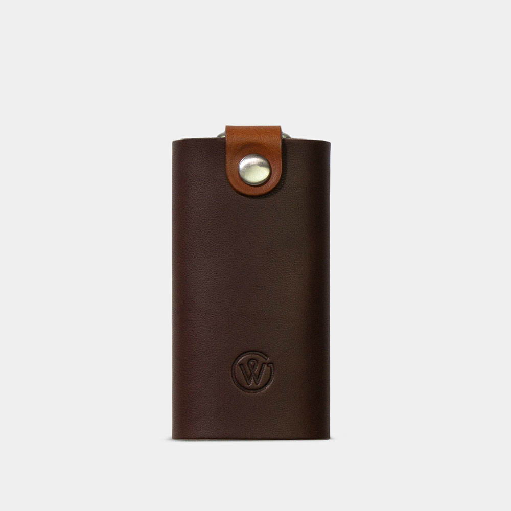 Rear view of the HANS leather key case from Goodwilhelm in the color chocolate