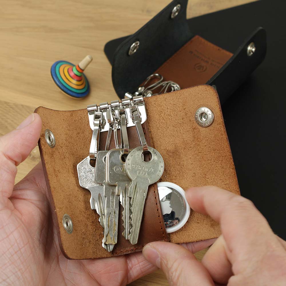 Leather key case with airtag compartment HANS 2.0