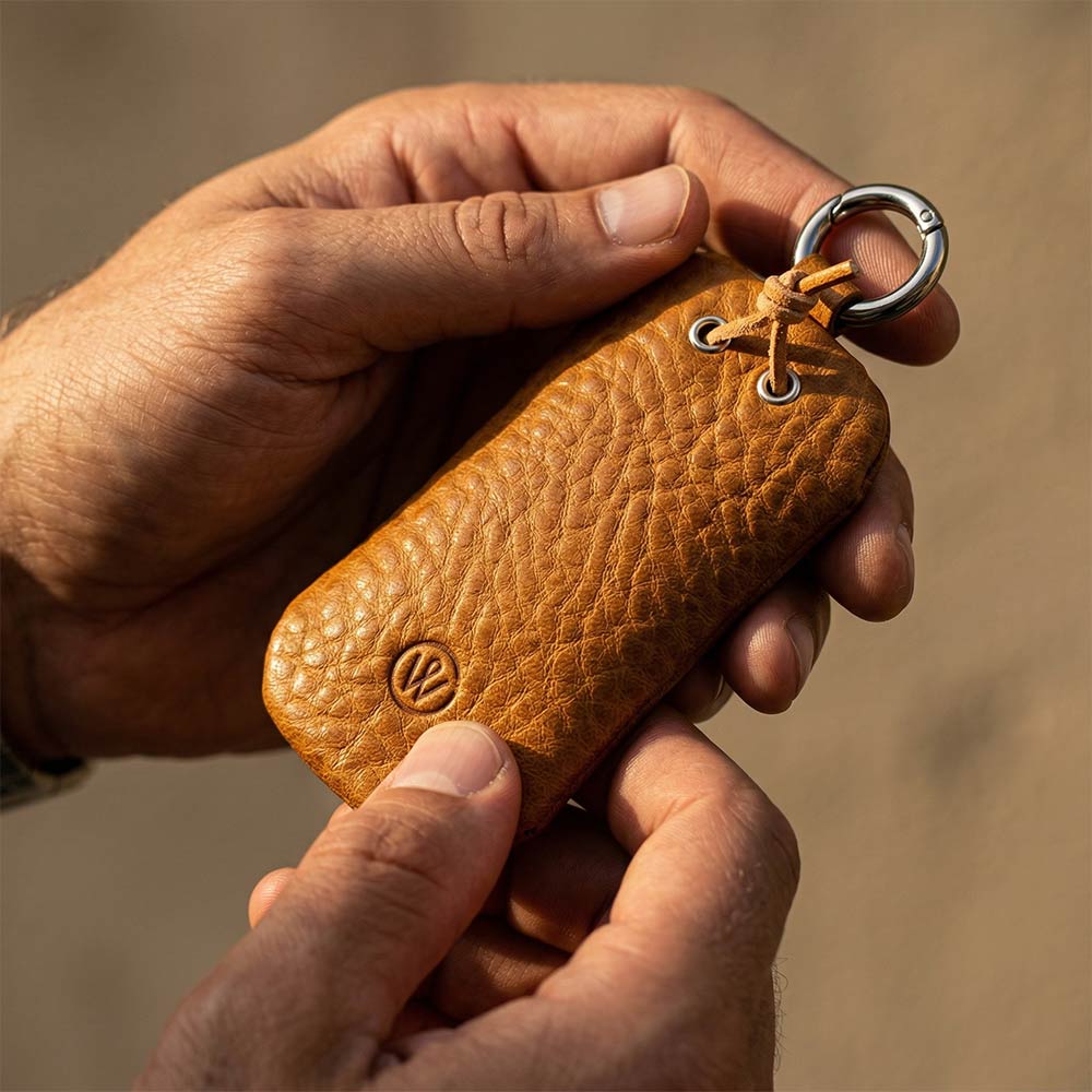 Schlüsselorganizer aus Leder in Cognac von Good Wilhelm in der Hand mit Reißverschluss und Schlüsselring