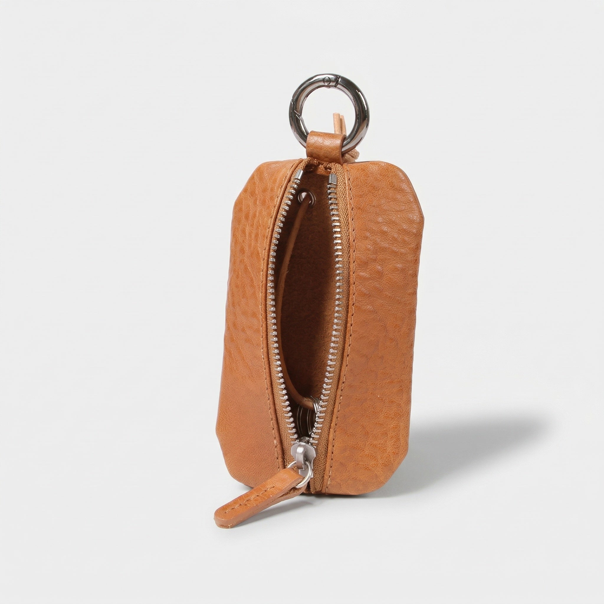 Schlüsseltasche aus Leder in Cognac von Good Wilhelm in Frontansicht mit Reußverschluss und extra Befestigungsring