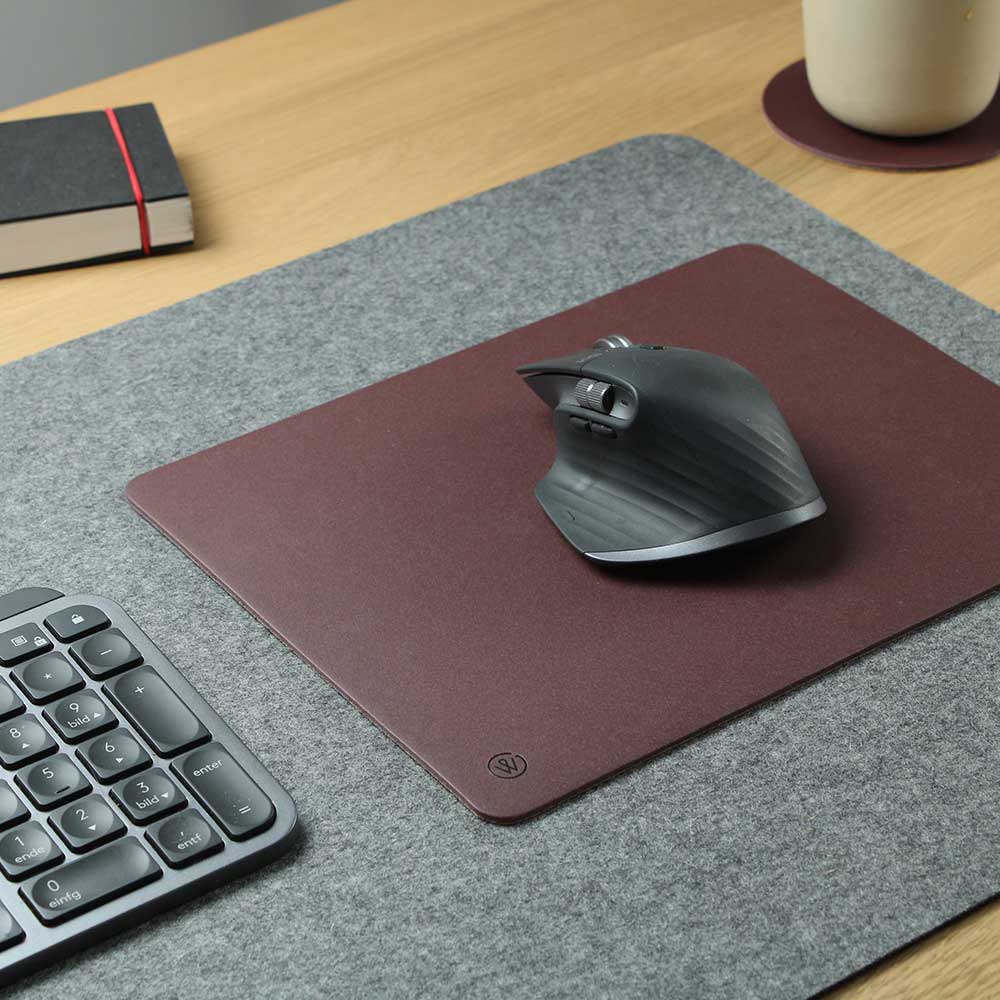 Mousepad auf einer Filzschreibtischunterlage von Goodwilhelm in der Farbe Burgundy