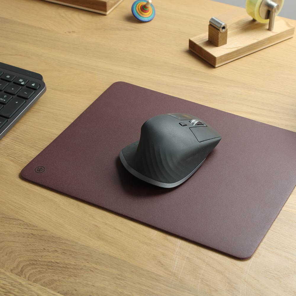 Mousepad aus Möbellinoleum auf einem Holzschreibtisch in der Farbe Burgundy von Goodwilhelm