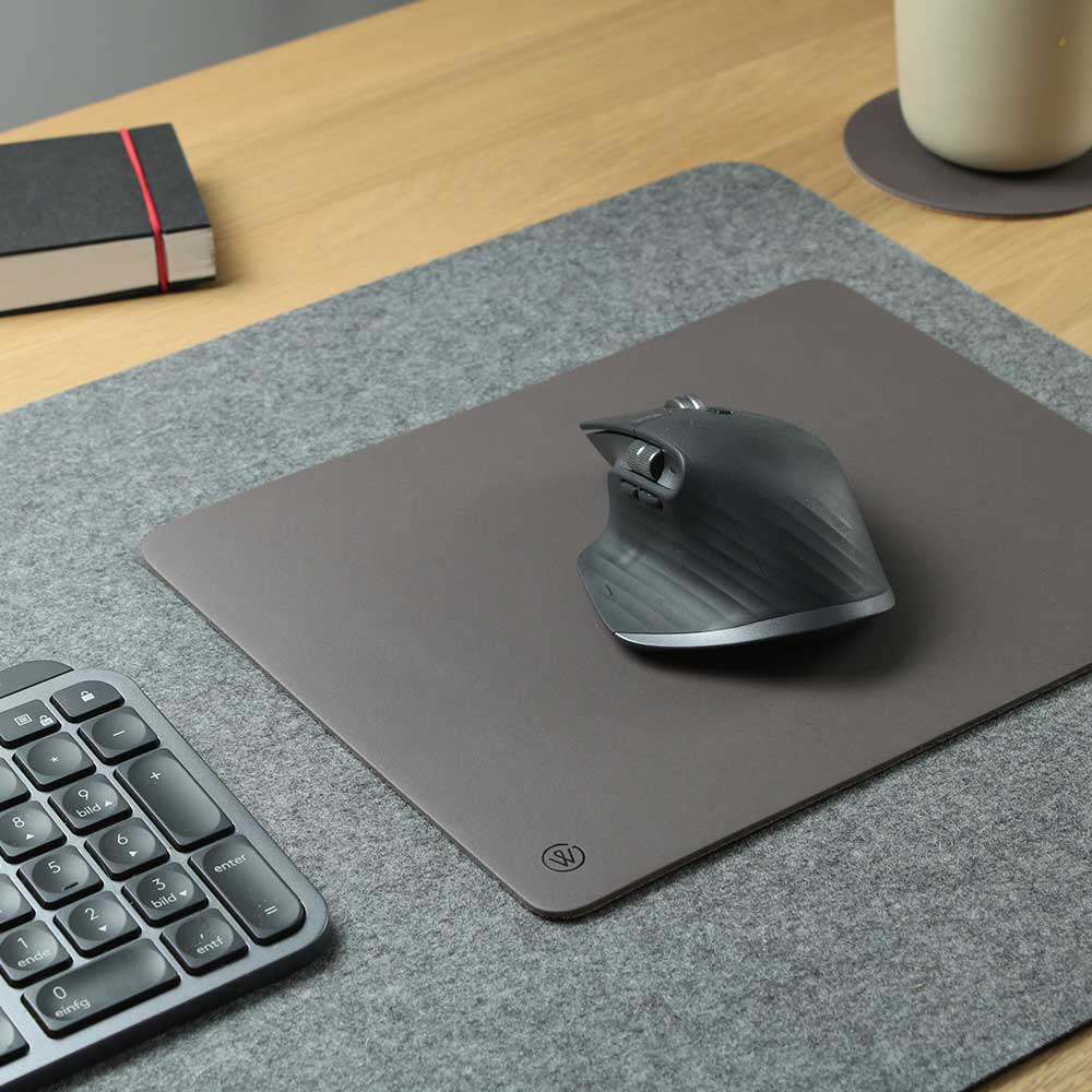 Graues Mousepad auf einer Filzschreibtischunterlage von Goodwilhelm