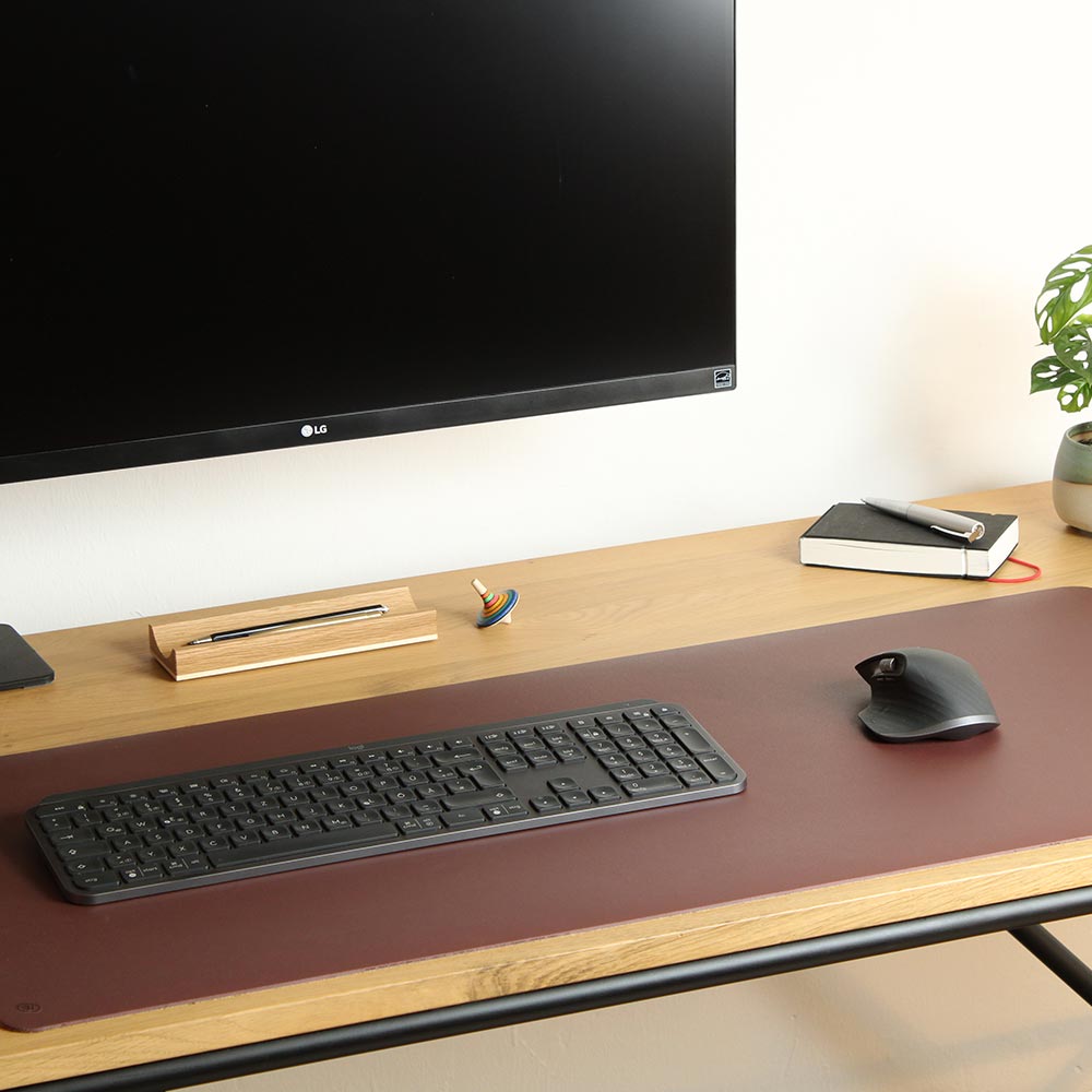 Desk pad made of linoleum and cork in the color Burgundy from Good Wilhelm