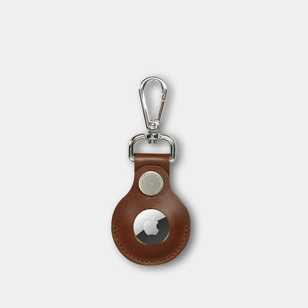 Front of an airtag pendant made of light brown leather with carabiner