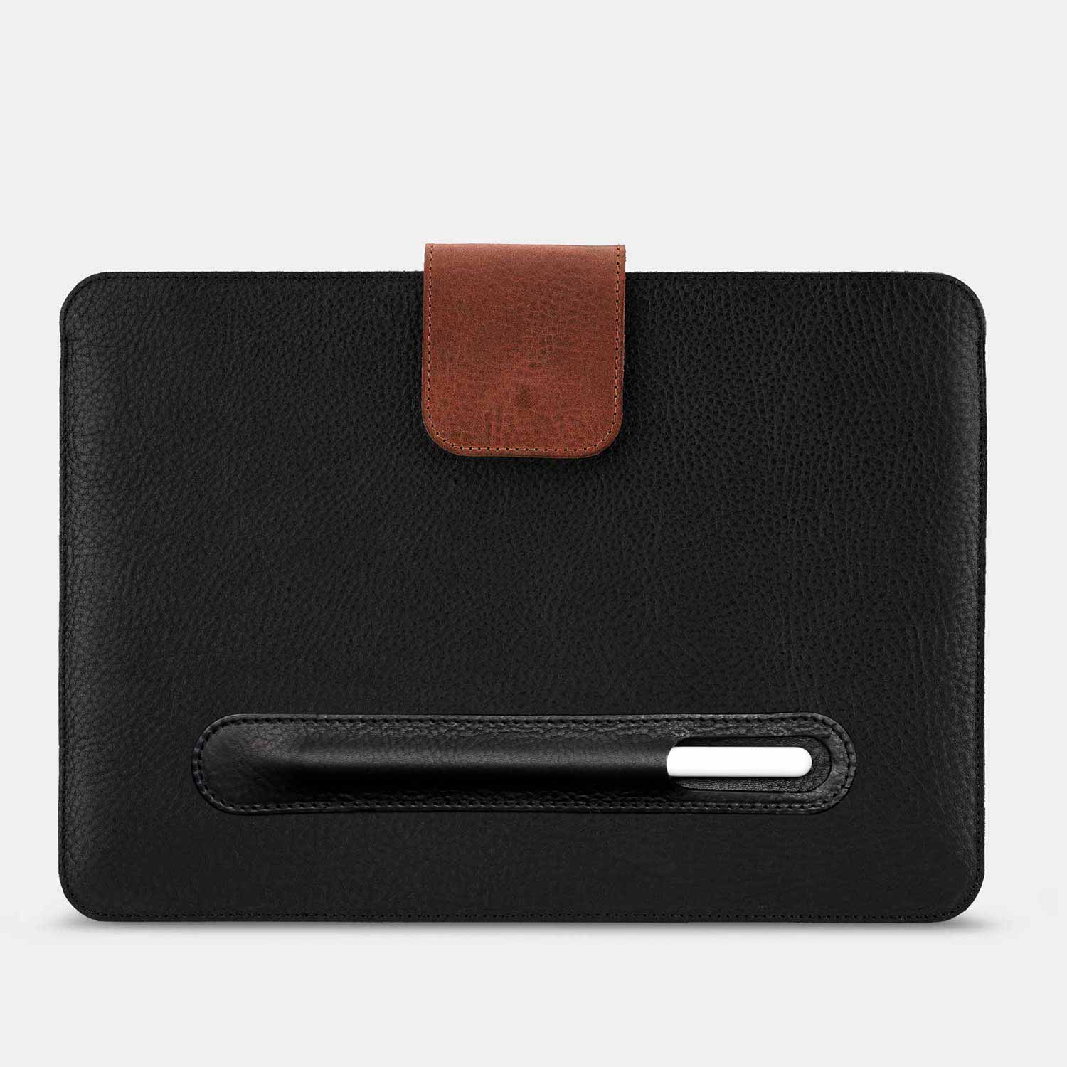 iPad sleeve LUDWIG by Goodwilhelm in the color black with Apple Pencil