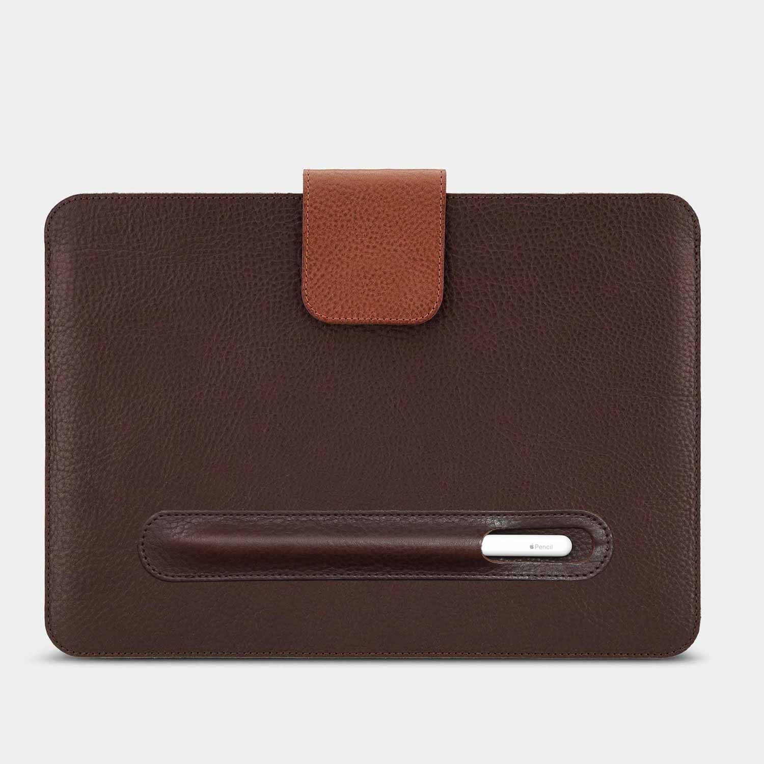 iPad sleeve LUDWIG by Goodwilhelm in the color chocolate with Apple Pencil