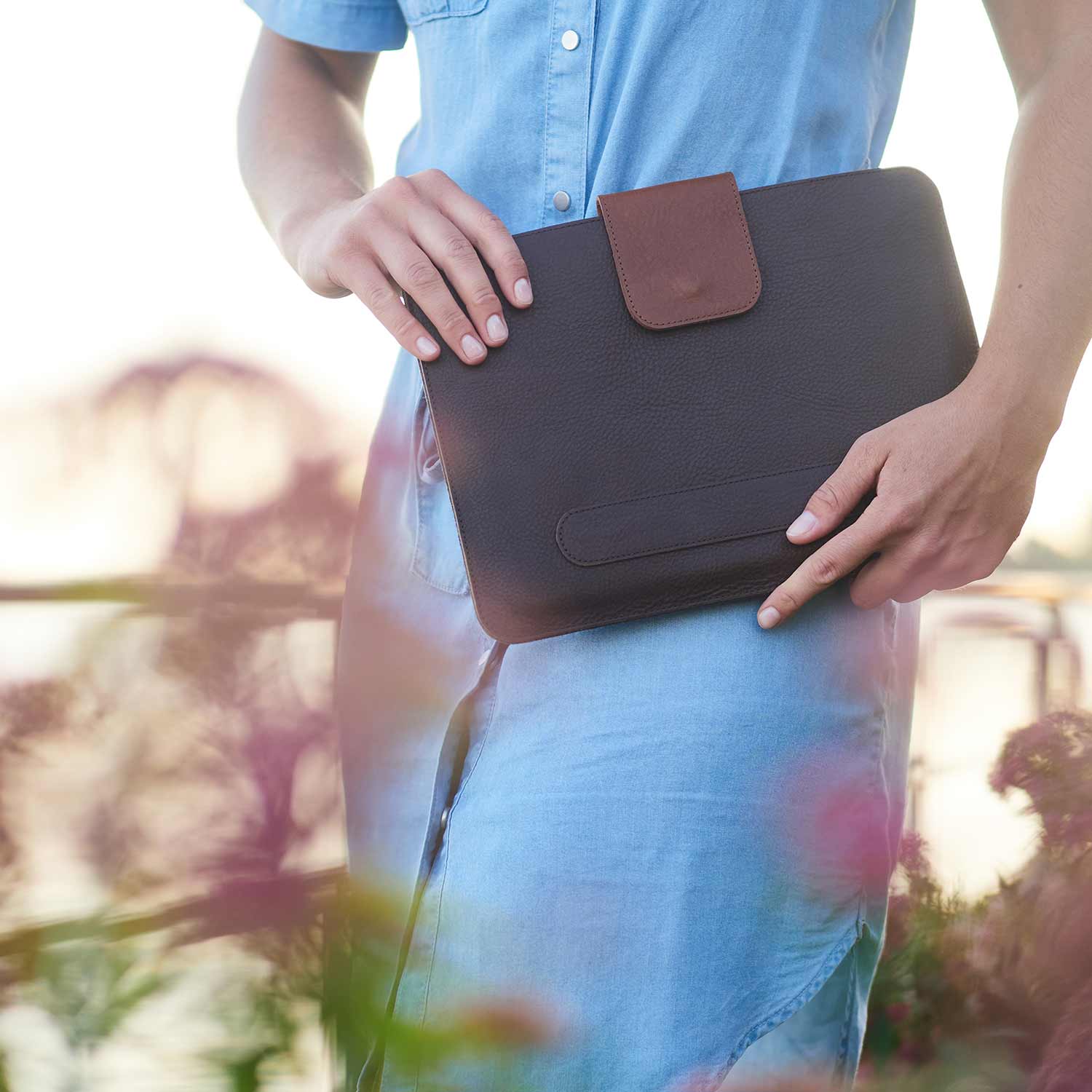 Two hands hold the LUDWIG iPad Pro case from Goodwilhelm firmly in place