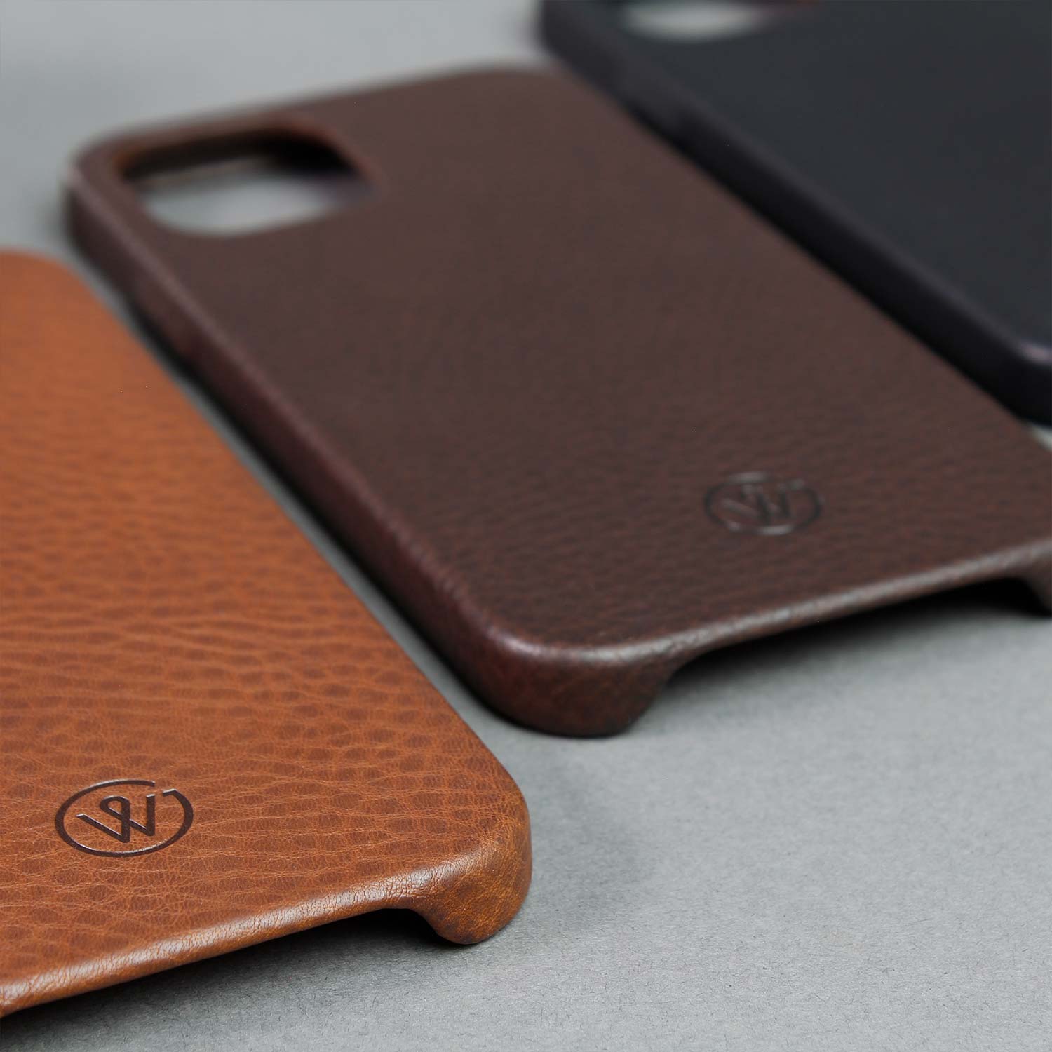 BRUNO iPhone cases from GoodWilhelm in the colors Cognac, Chocolate and Black are located next to each other