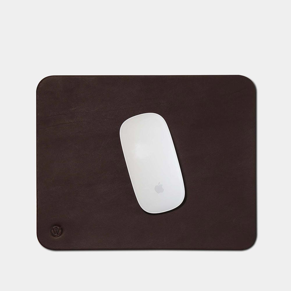 Computer mouse on mousepad leather OSKAR by Goodwilhelm in the color chocolate from above