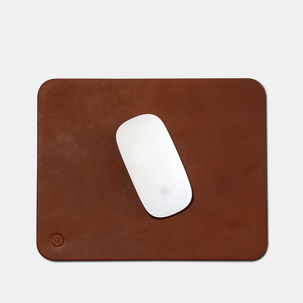 Computer mouse on leather mouse pad OSKAR by Goodwilhelm in the color cognac from above