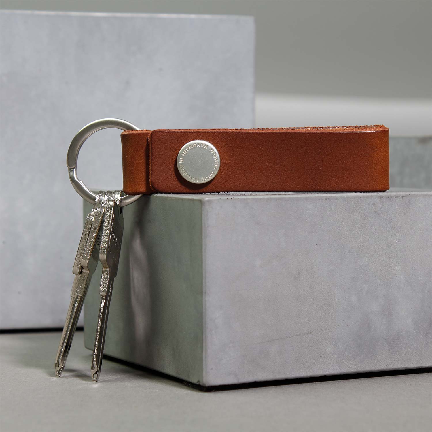 Personalizable key fob LEO from Goodwilhelm in the color cognac with three keys