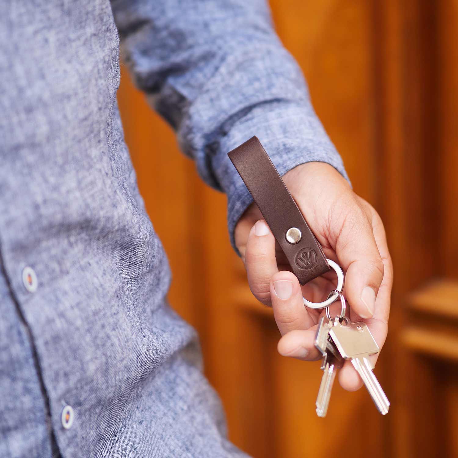 LEO key fob from Goodwilhelm in the color Chocolate with keys