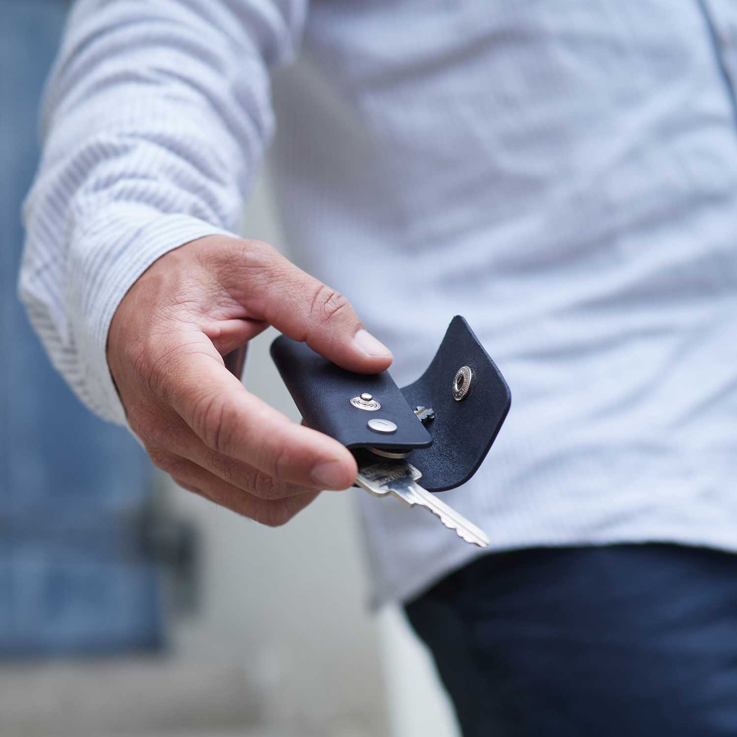 Hand holds EMIL leather key case from Goodwilhelm in the color black
