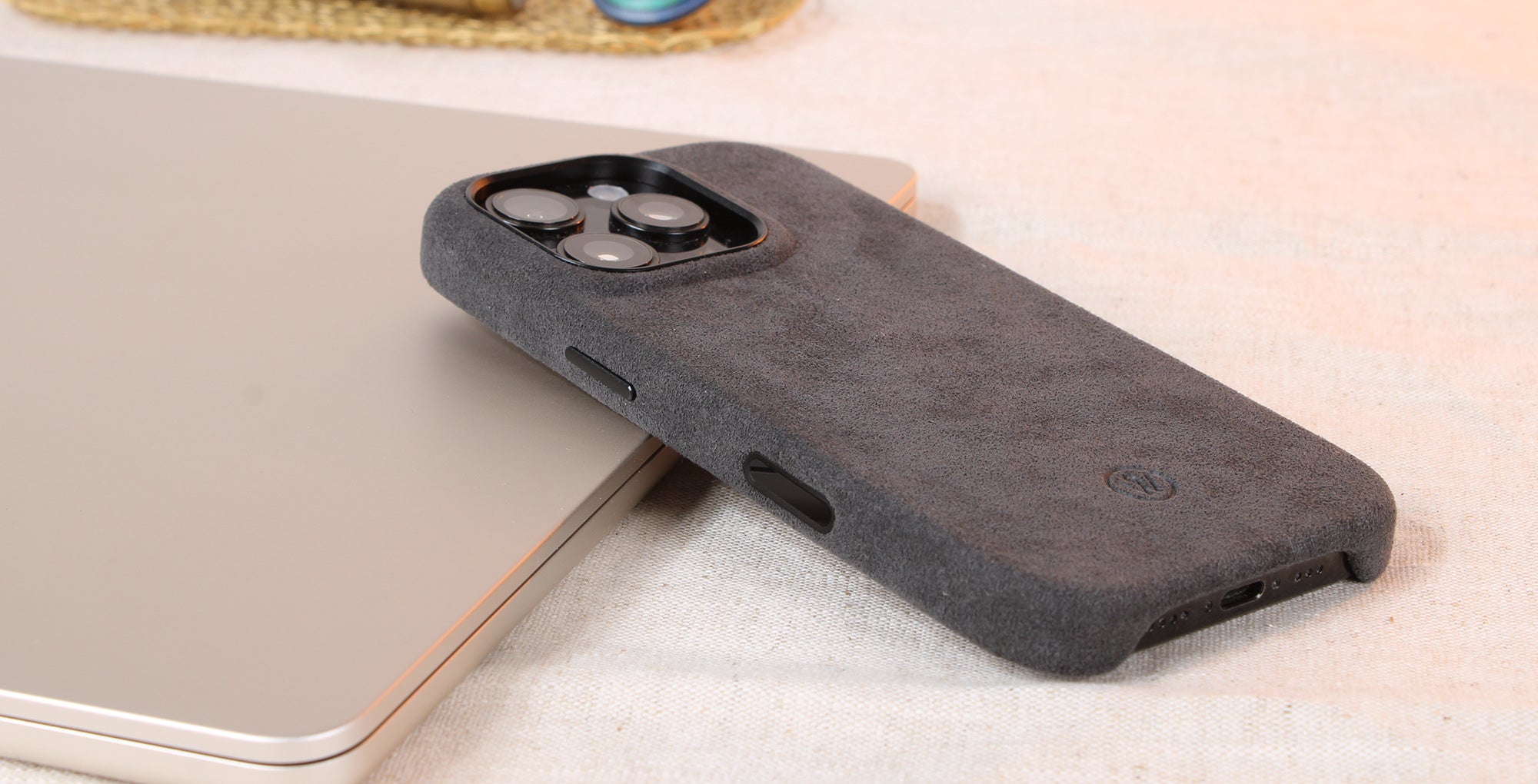 iPhone 16 Pro Hülle aus Alcantara mit Kamerataste