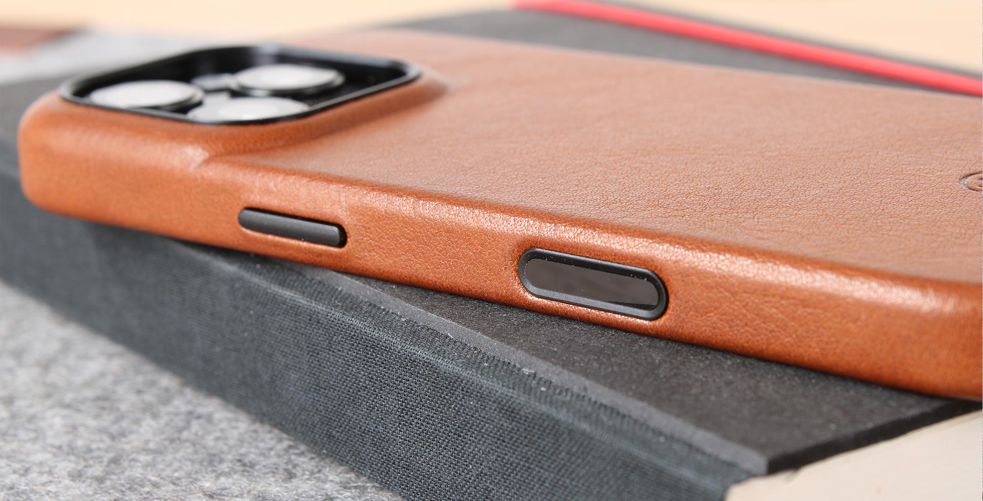 iPhone 16 Pro Lederhuelle mit Kamerataste