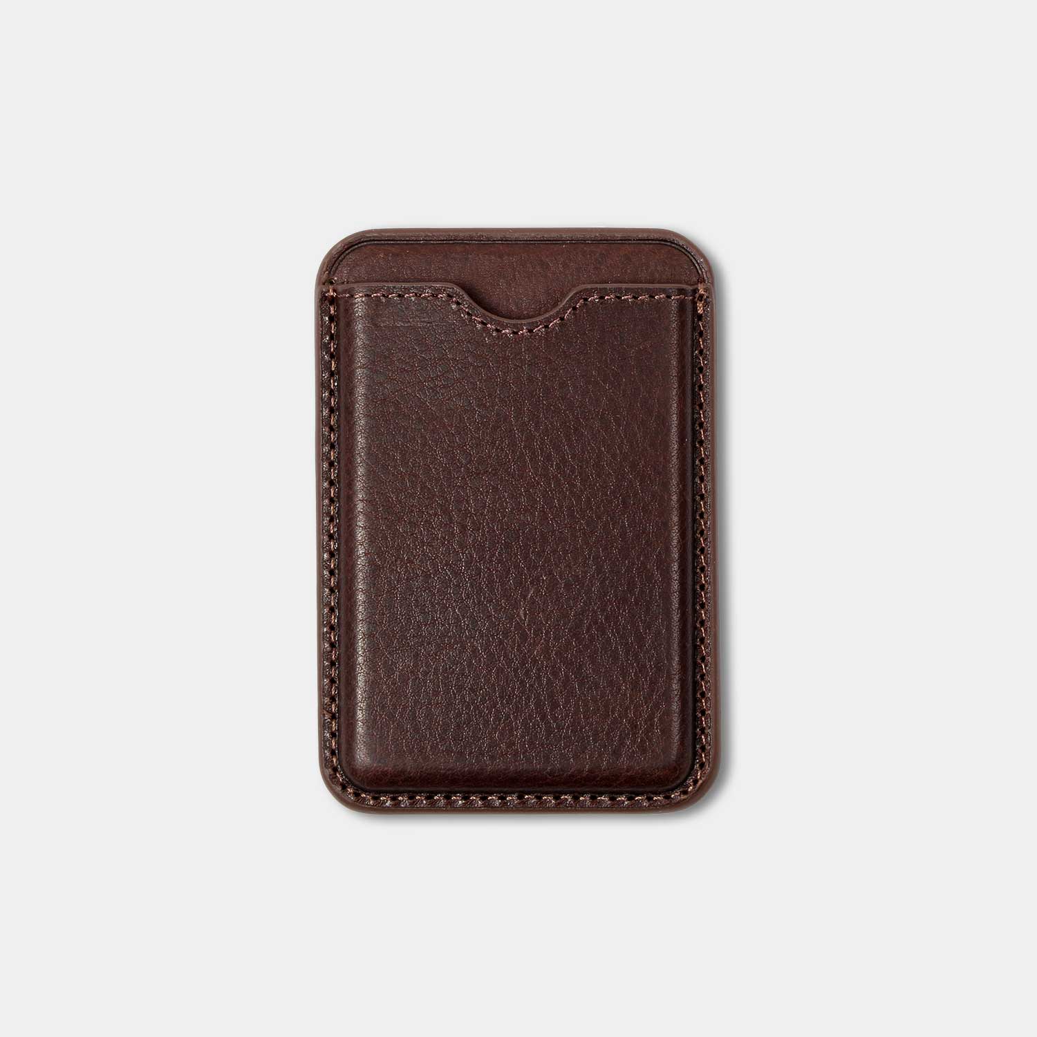 Vorderseite Chocolate Braun: MagSafe Wallet Leder Chocolate Braun – hochwertiges MagSafe Kartenetui aus Leder.