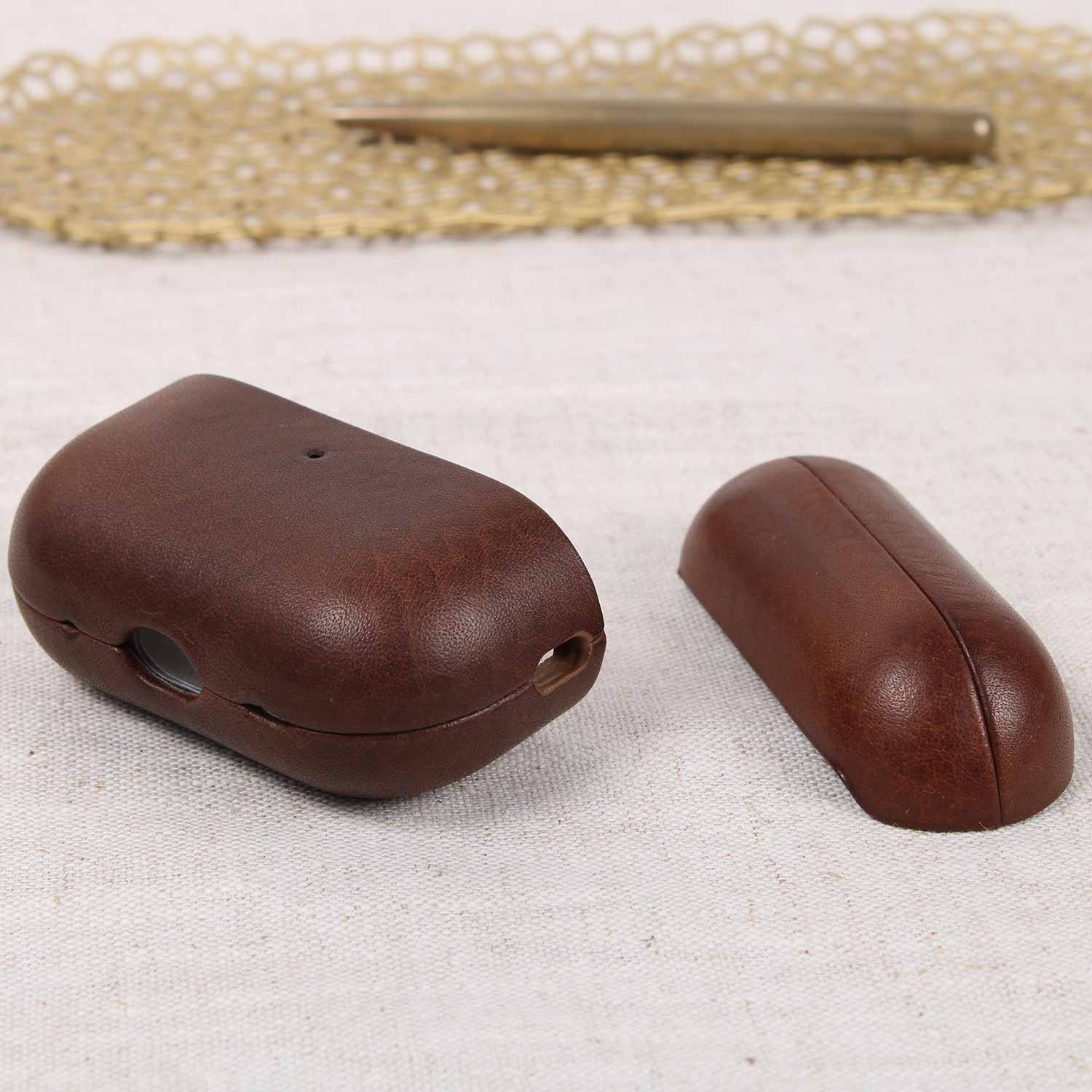 AirPods Case Chocolate Braun – geöffnete Schalen aus hochwertigem Leder, perfekt für die passgenaue Montage.