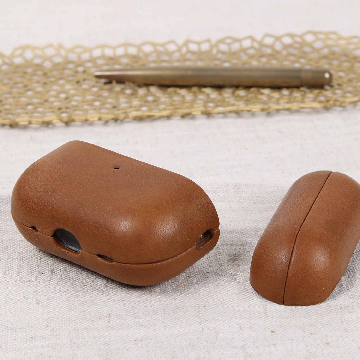 AirPods Case Leder Cognac Braun – beide Schalen offen auf einem Tisch, bereit zur einfachen Montage.