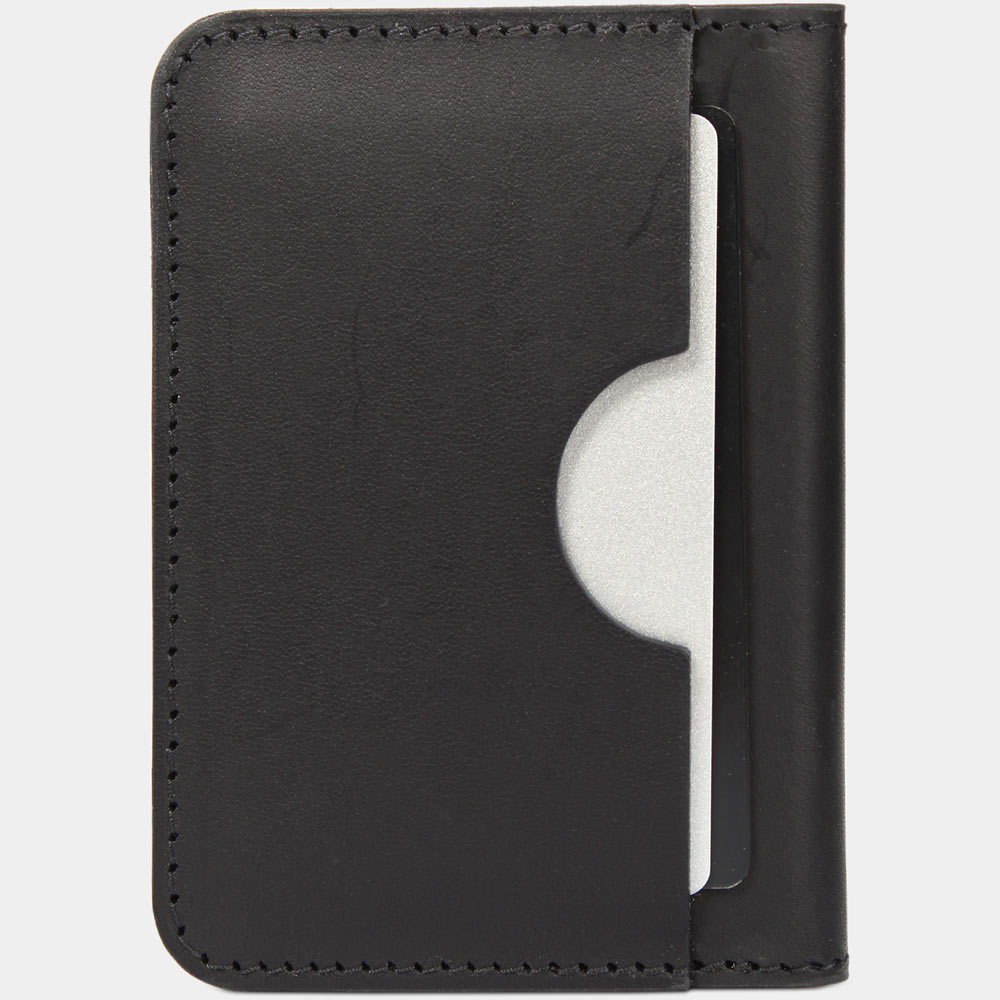 Rückseite einer schwarzen BiFold Wallet aus vegetabil gegerbtem Vacetta-Leder, handgefertigt in Deutschland.