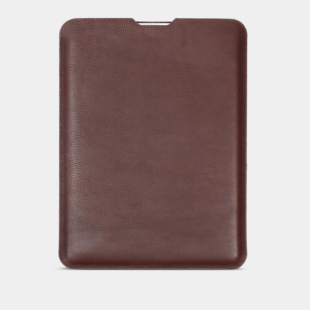 GOOD WILHELM MacBook Air Leder-Sleeve in Chocolate-Braun, pflanzlich gegerbtes Leder, Vorderansicht