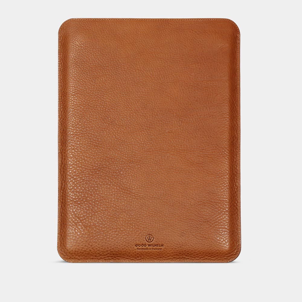 Rückansicht des GOOD WILHELM MacBook Air Ledersleeves in Cognac-Braun mit Wollfilz-Futter