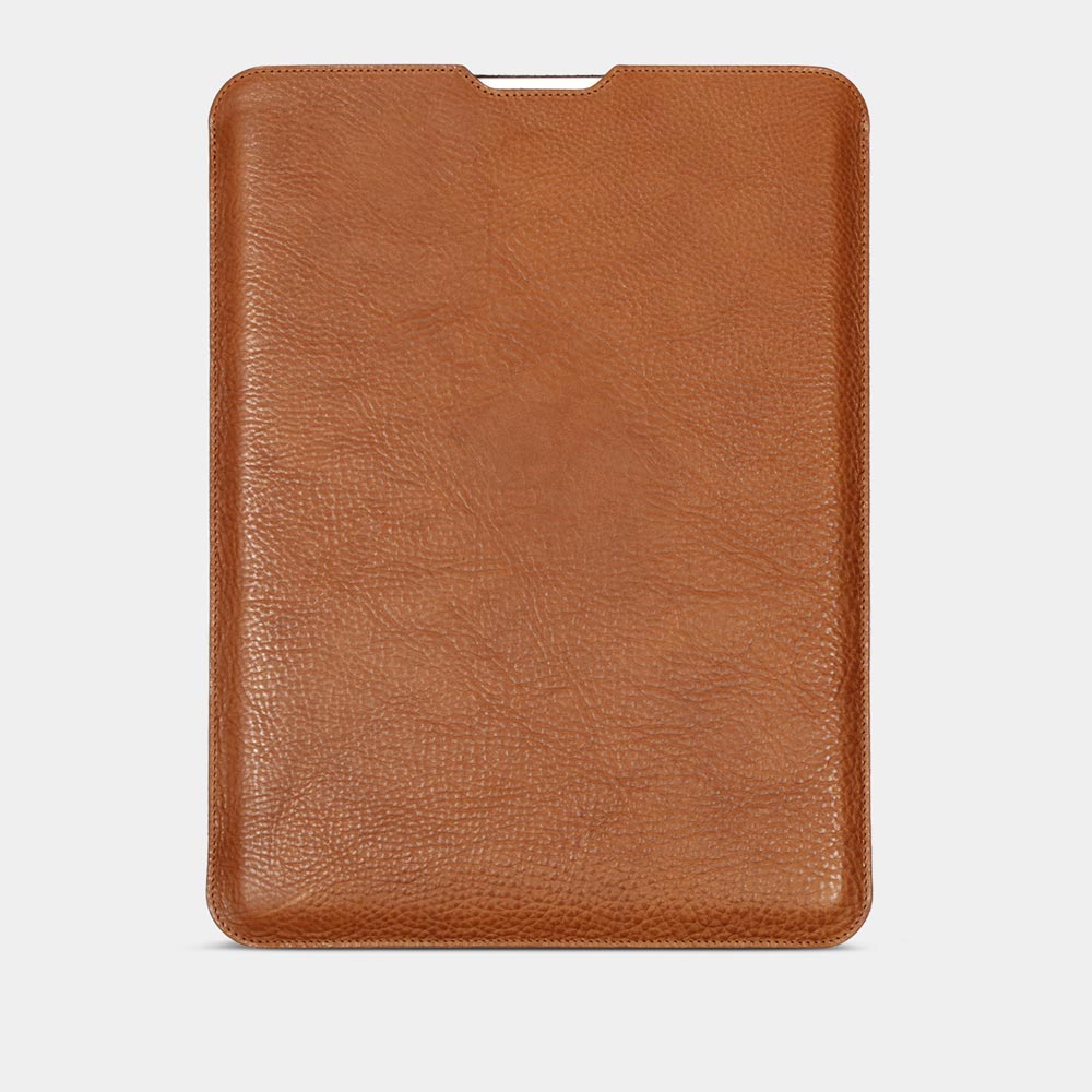 GOOD WILHELM MacBook Pro Leder-Sleeve in Cognac-Braun, pflanzlich gegerbtes Leder, handgefertigt, Vorderansicht