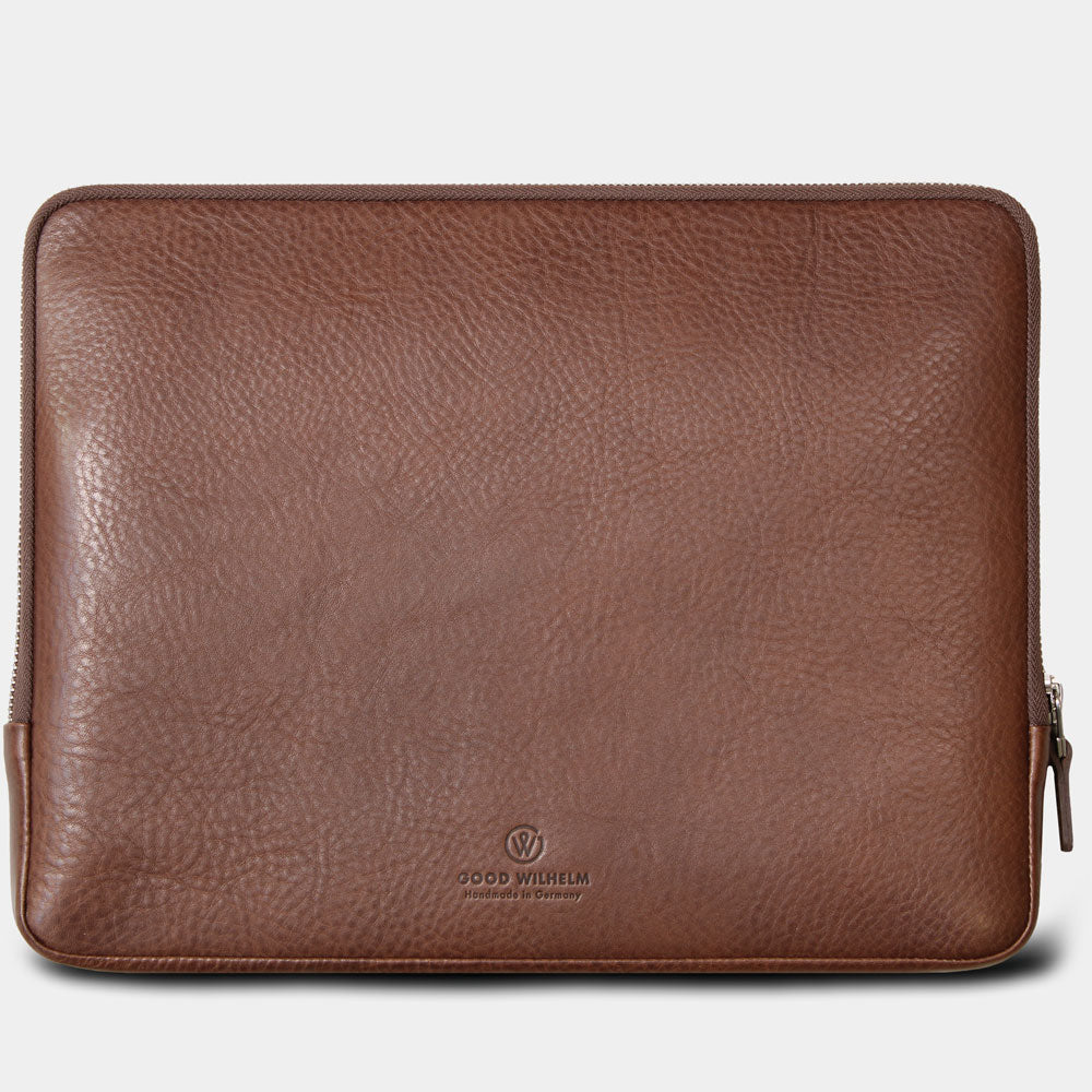 Rückseite der Good Wilhelm iPad Pro 13" Hülle aus Leder in Chocolate Braun