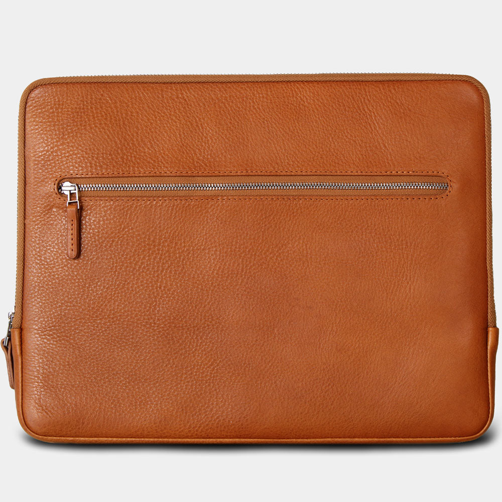 Freisteller und Vorderansicht einer Macbook Pro Leder Hülle von Good Wilhelm in Cognac Braun