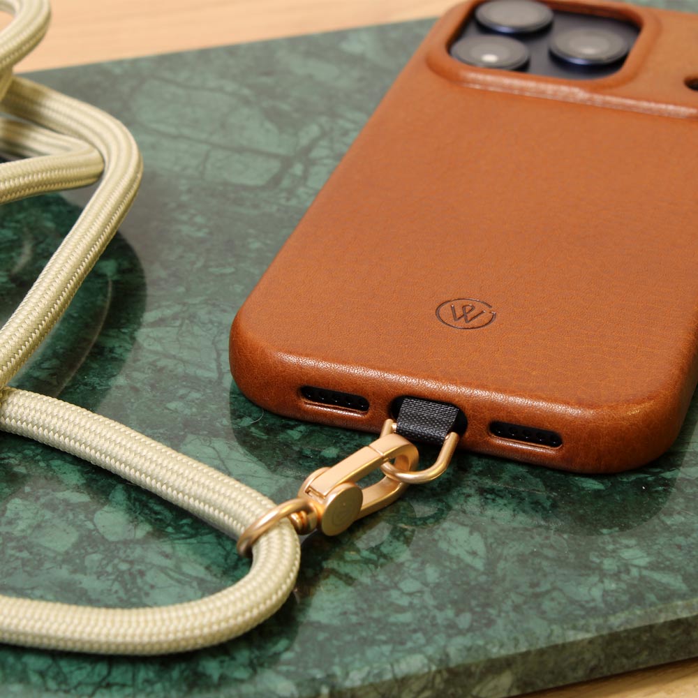 Good Wilhelm Leder iPhone Hülle mit Handykette Handyband in Salbei mit goldenem Karabiner und geschlossener Hülle