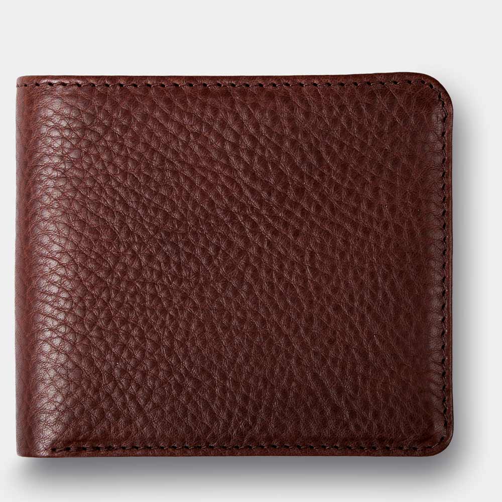 Closed wallet made from vegetable-tanned leather in chocolate brown on a white background