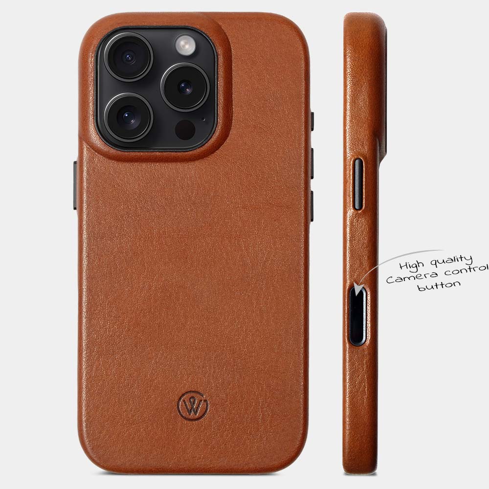 iPhone 16 Pro Hülle aus cognacfarbenem Leder mit seitlicher Kamerataste, vor weißem Hintergrund