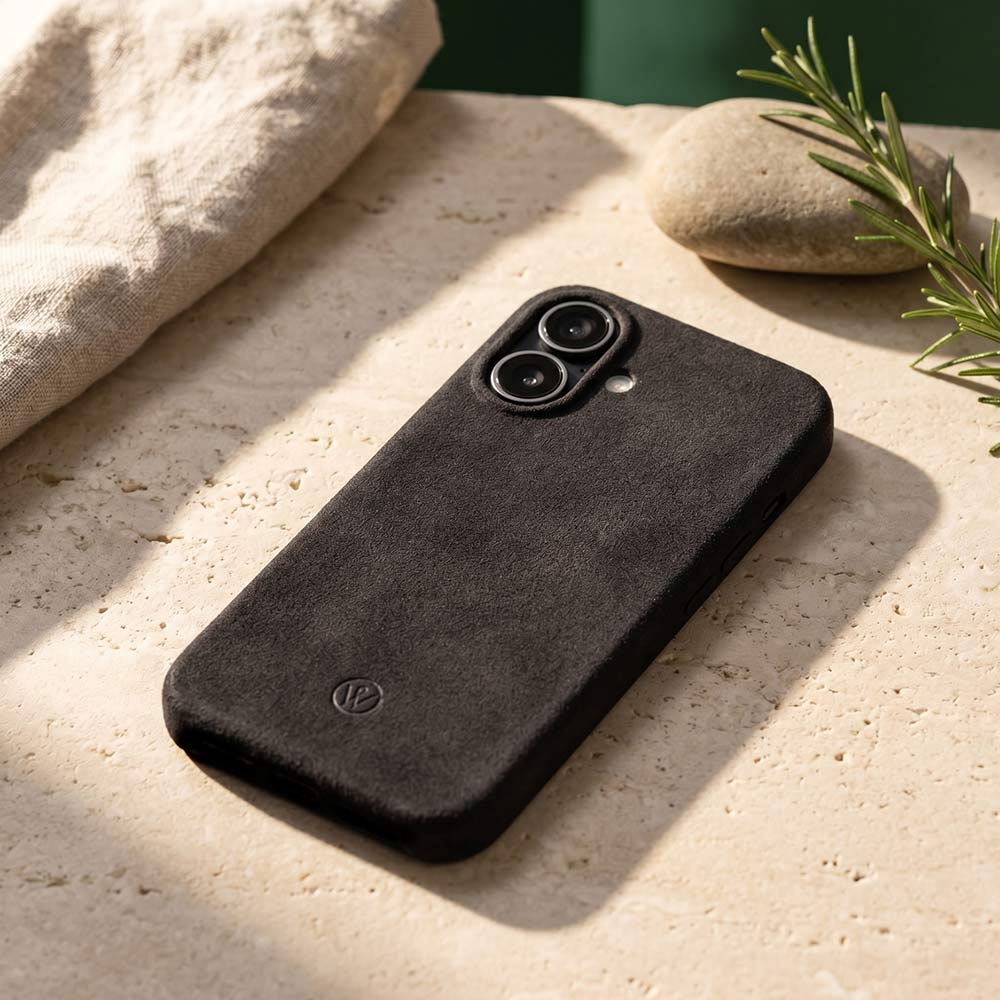 iPhone 17 Alcantara Hülle auf Granit von Good Wilhelm