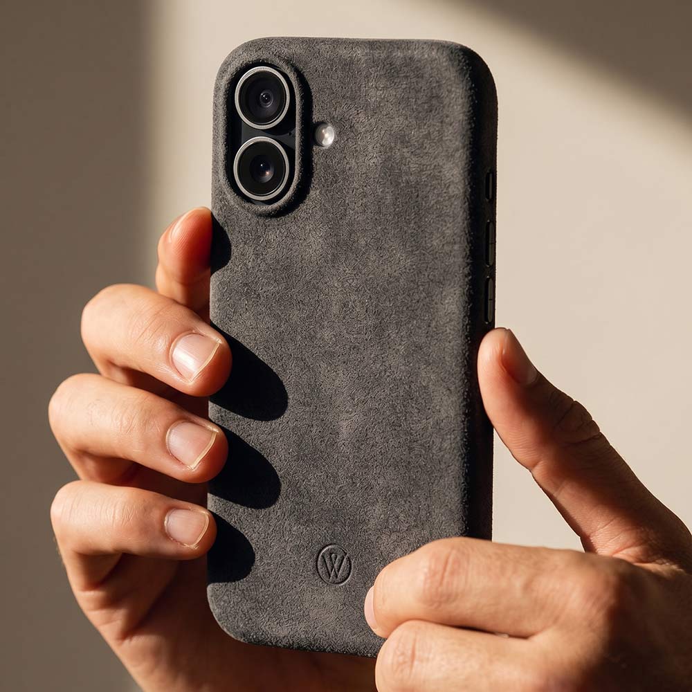 iPhone 17 Hülle Alcantara in der Hand gehaöten