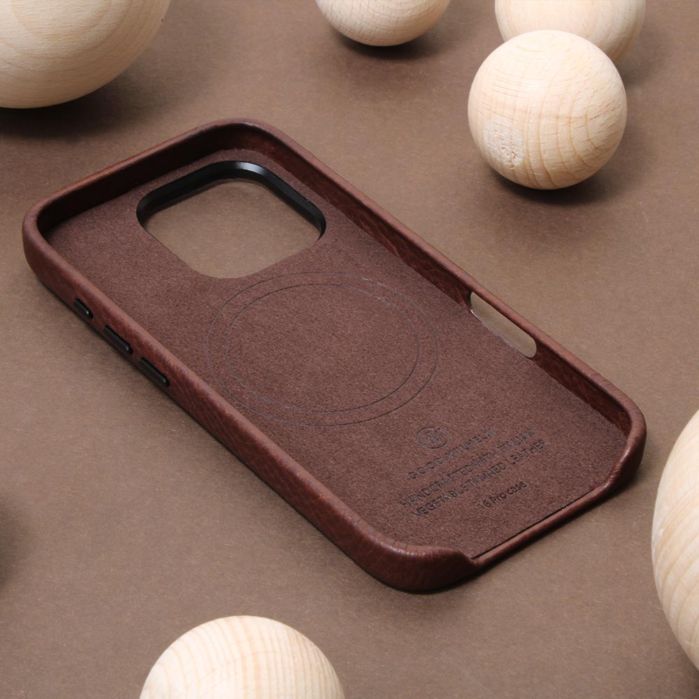 Premium iPhone 16 Pro / Pro Max leather case BRUNO - Handmade and sustainable