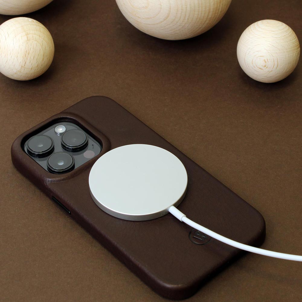 Chocolatebraune iPhone 16 Pro/Pro Max Lederhülle, außen mit Apple MagSafe Ladegerät, lädt kabellos.