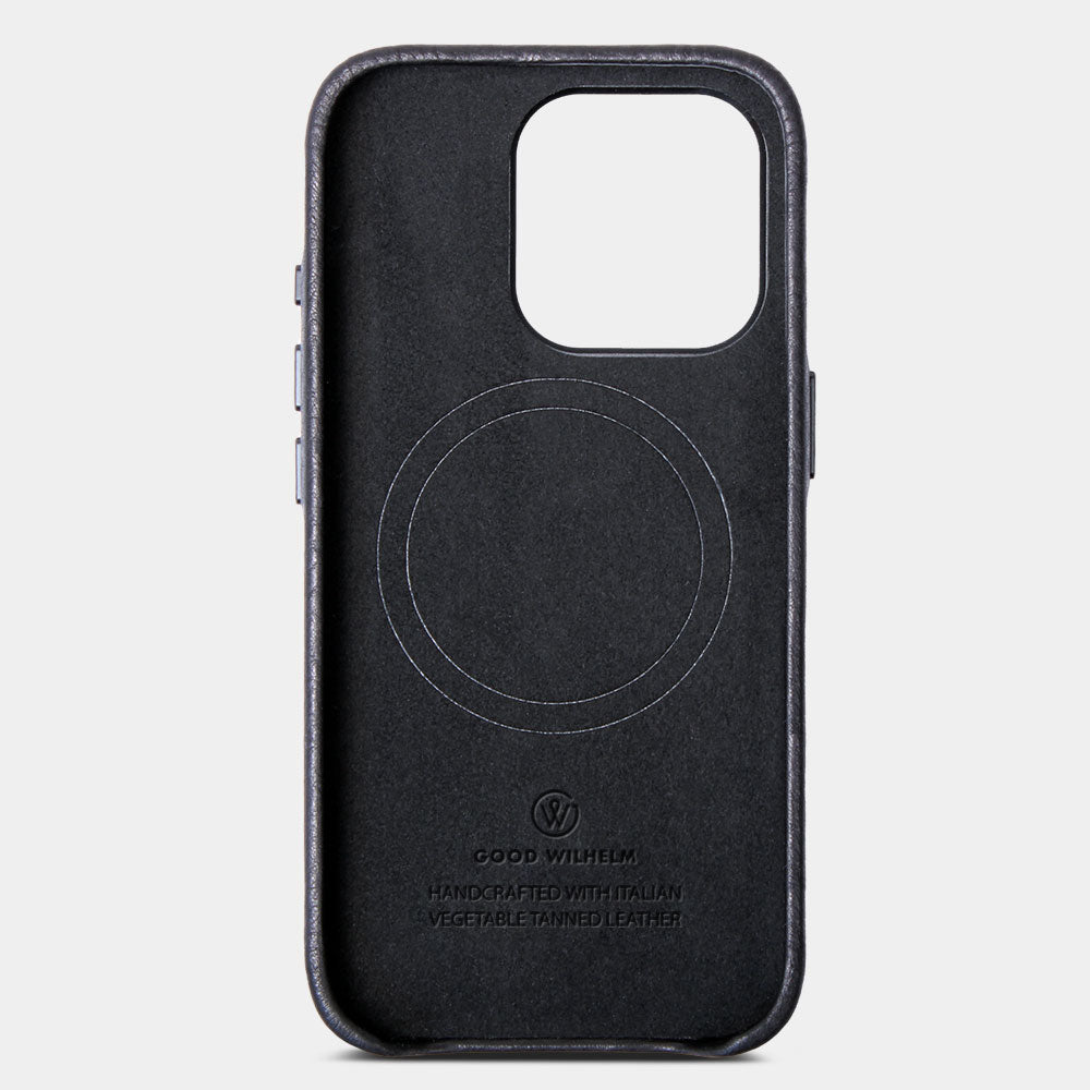 Innenansicht der iPhone 16 Pro Hülle aus schwarz farbenem Leder mit Kamerakontrollknopf, vor weißem Hintergrund