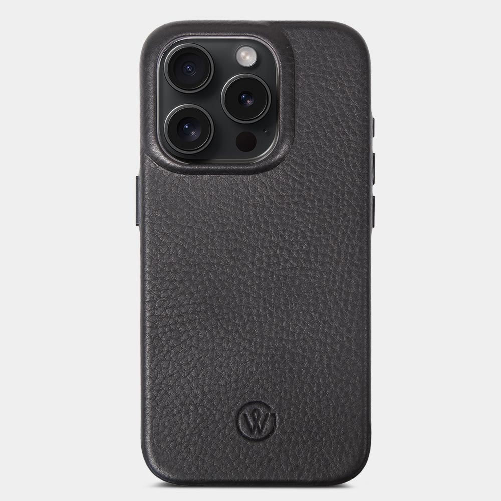 iPhone 16 Pro Hülle aus schwarz farbenem Leder mit Kamerakontrollknopf, vor weißem Hintergrund