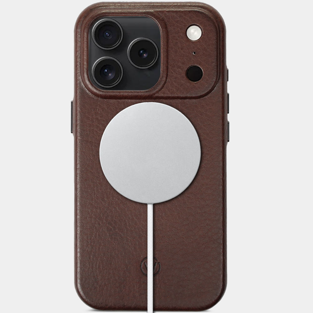 iPhone 17 Pro Hülle Leder Chocolate Braun – Vorderseite mit MagSafe Ladegerät, Premium Lederhülle von Good Wilhelm, auch für iPhone 17 Pro Max geeignet